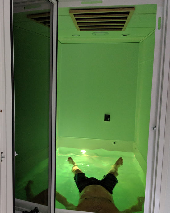 Combinación de terapia de flotación y sauna